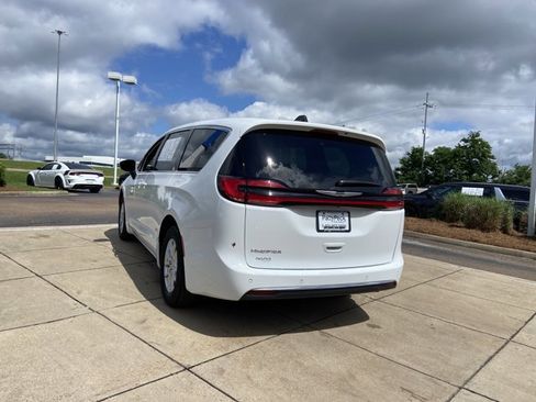 Used 2025 Chrysler Pacifica Select FWD image 9