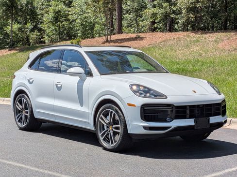 Certified 2023 Porsche Cayenne Turbo w/ Premium Package Plus AWD/4WD image 33