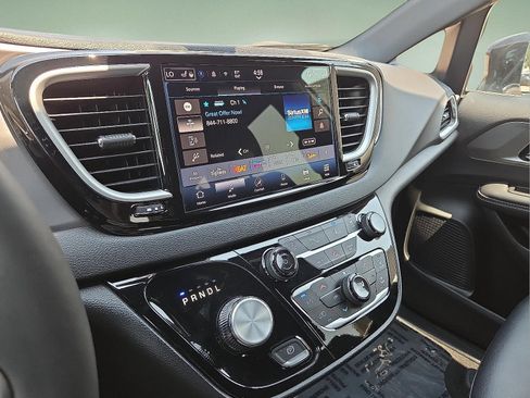 Used 2025 Chrysler Pacifica Select FWD image 17