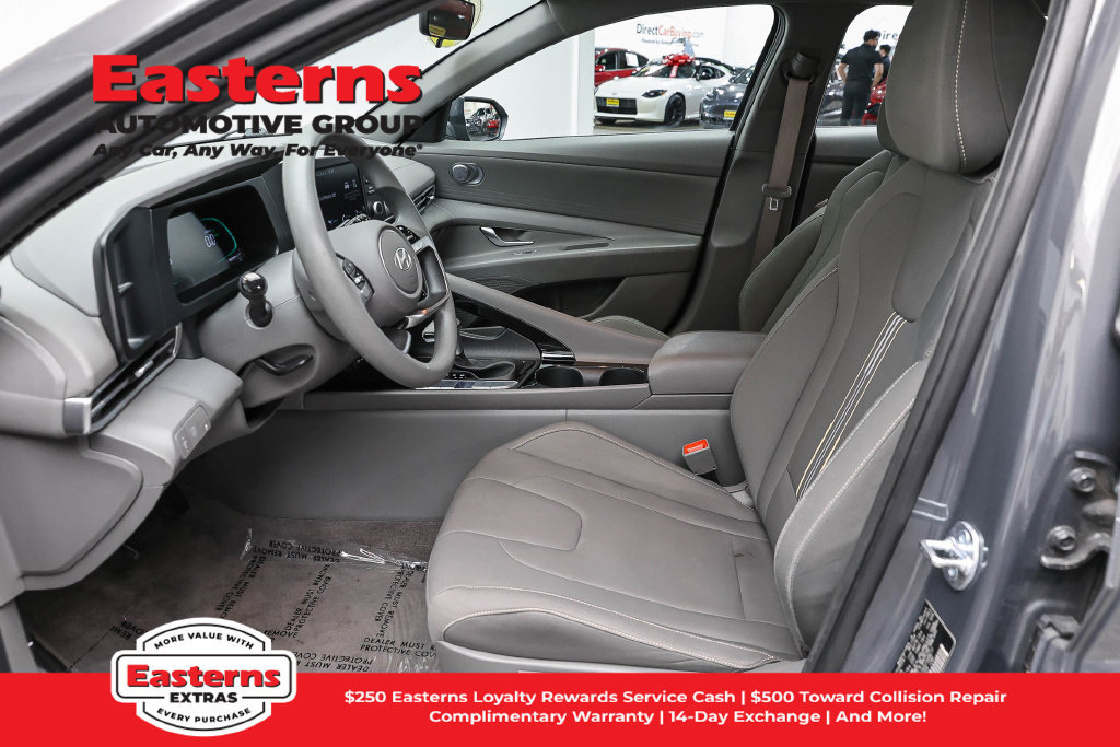 Used 2025 Hyundai Elantra Hybrid FWD image 14