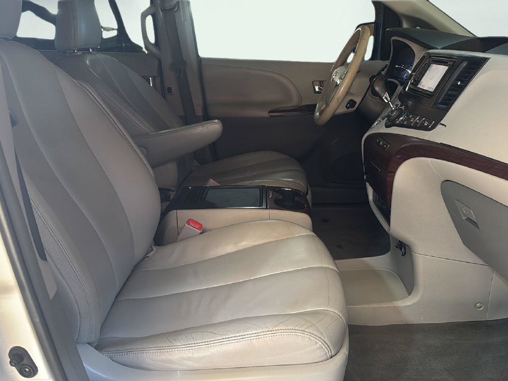 Used 2014 Toyota Sienna XLE w/ Entertainment Package FWD image 32