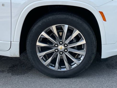 Used 2023 Chevrolet Traverse Premier FWD image 35