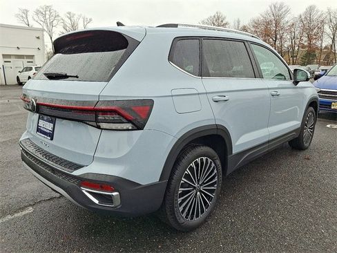 New 2026 Volkswagen Taos SE image 4