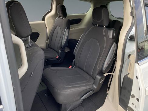 Used 2022 Chrysler Voyager LX image 13