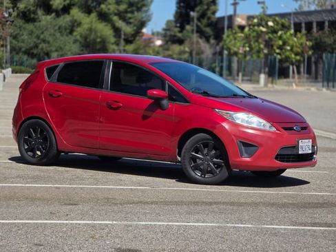 Used 2012 Ford Fiesta SE FWD image 2