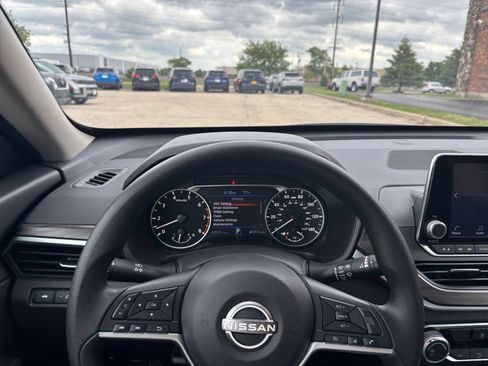 Used 2025 Nissan Altima 2.5 SV FWD image 33