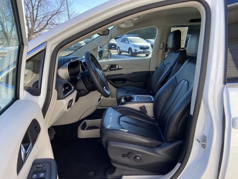 Used 2024 Chrysler Pacifica Touring-L image 11