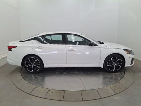 Used 2024 Nissan Altima 2.5 SR image 8