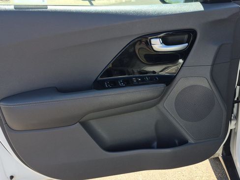 Used 2019 Kia Niro EX FWD image 11