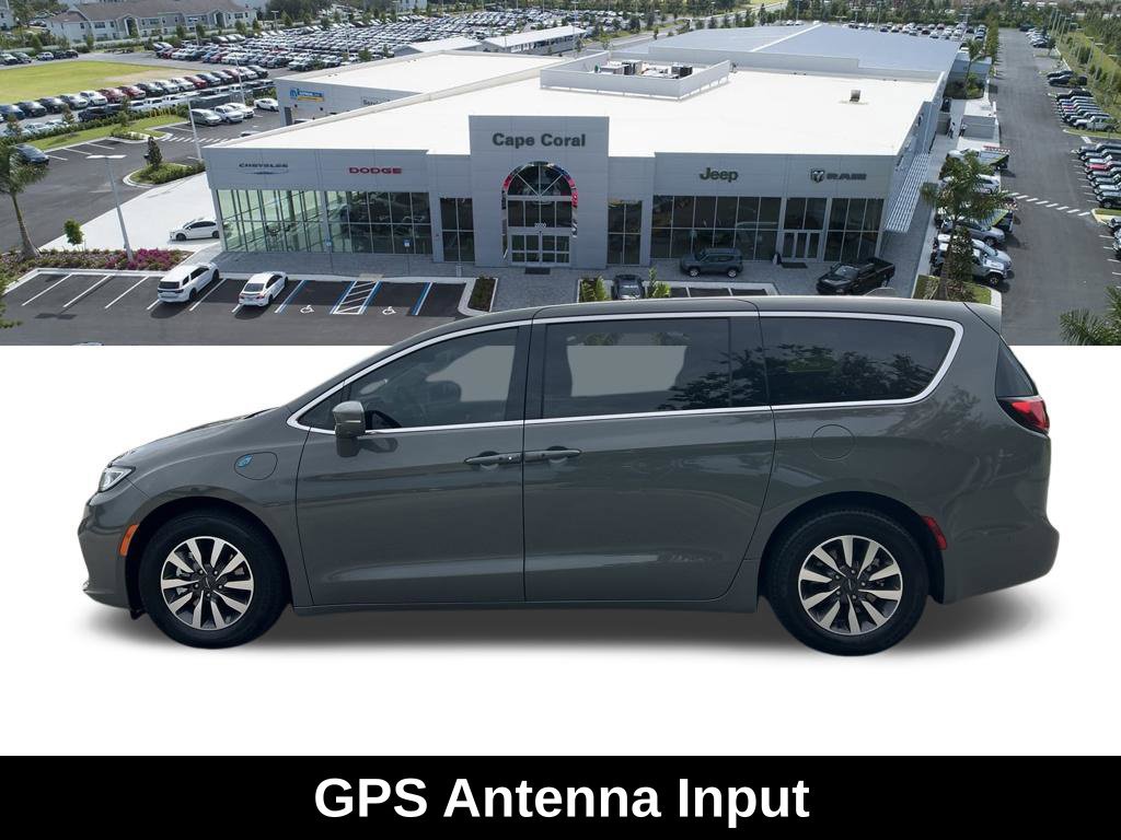 Used 2022 Chrysler Pacifica Touring-L w/ Uconnect Theater Family Group FWD image 6