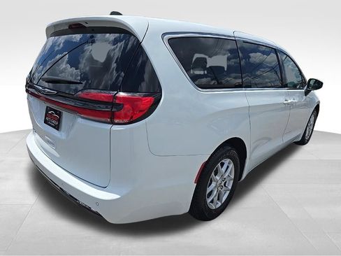 Used 2023 Chrysler Pacifica Touring-L FWD image 3