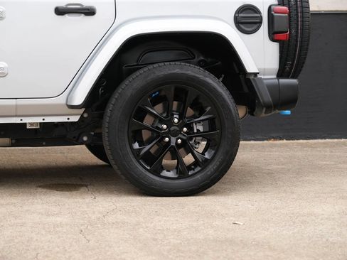 Used 2023 Jeep Wrangler Unlimited Sahara AWD/4WD image 10
