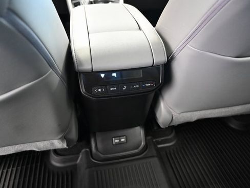 Used 2023 Toyota Highlander XLE image 28