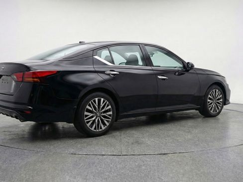 Used 2025 Nissan Altima 2.5 SV FWD image 9