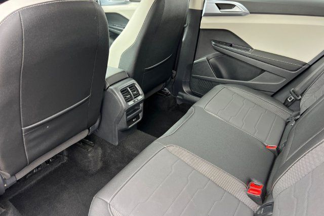 Used 2025 Volkswagen Taos SE FWD image 15
