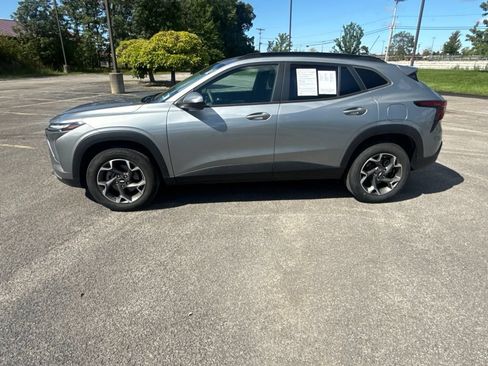 Used 2024 Chevrolet Trax LT FWD image 2