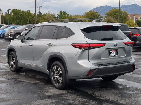 Used 2020 Toyota Highlander XLE AWD/4WD image 8