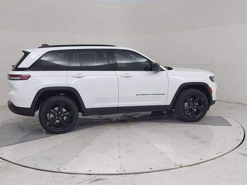 New 2025 Jeep Grand Cherokee Limited w/ Black Appearance Package image 16