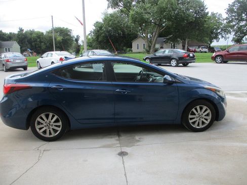 Used 2014 Hyundai Elantra SE w/ Option Group 02 FWD image 2