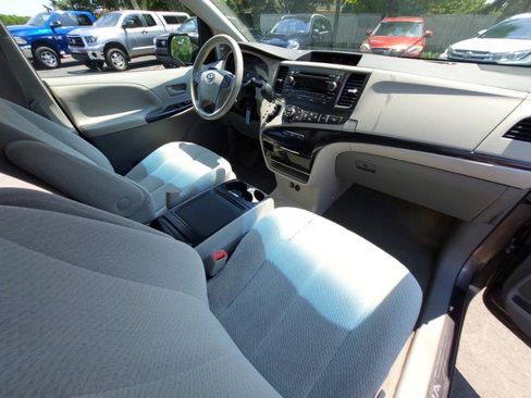 Used 2014 Toyota Sienna LE FWD image 11
