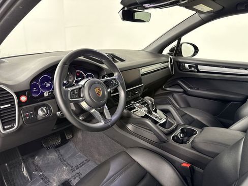Certified 2023 Porsche Cayenne Platinum Edition image 4