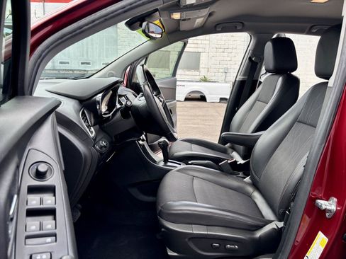 Used 2022 Chevrolet Trax LT w/ LT Convenience Package AWD/4WD image 2