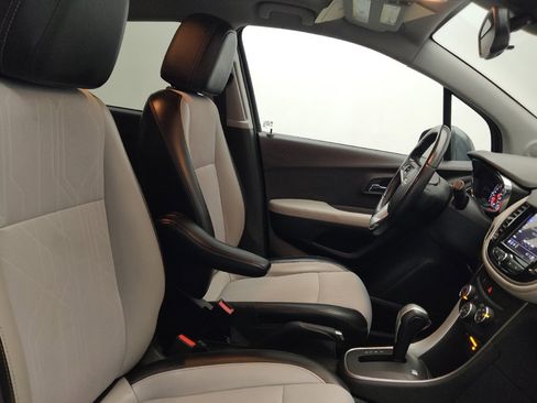 Used 2018 Chevrolet Trax LT w/ LT Convenience Package image 21