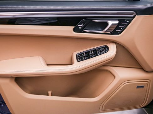 Certified 2023 Porsche Macan S AWD/4WD image 28