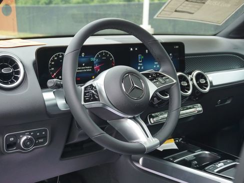 New 2025 Mercedes-Benz GLB 250 4MATIC image 10