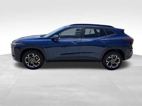 Used 2024 Chevrolet Trax LT w/ Driver Confidence Package FWD image 2