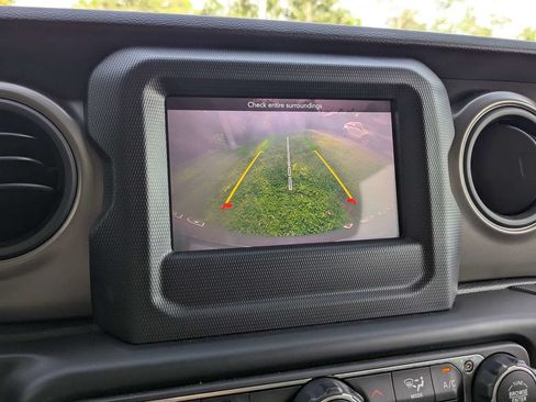 Used 2022 Jeep Wrangler Sport AWD/4WD image 19