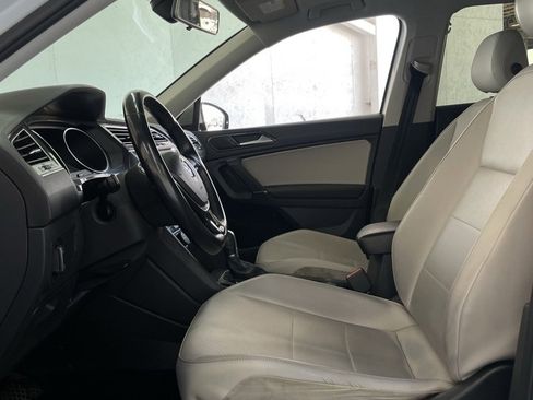 Used 2018 Volkswagen Tiguan SE w/ Panoramic Sunroof Package image 15