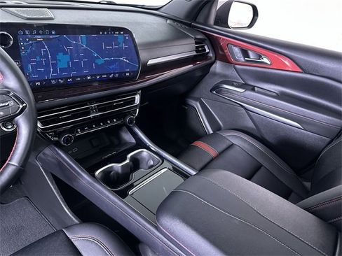 Used 2024 Chevrolet Traverse RS image 36