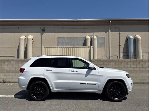 Used 2021 Jeep Grand Cherokee Laredo X image 3