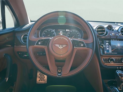 Used 2019 Bentley Bentayga image 27