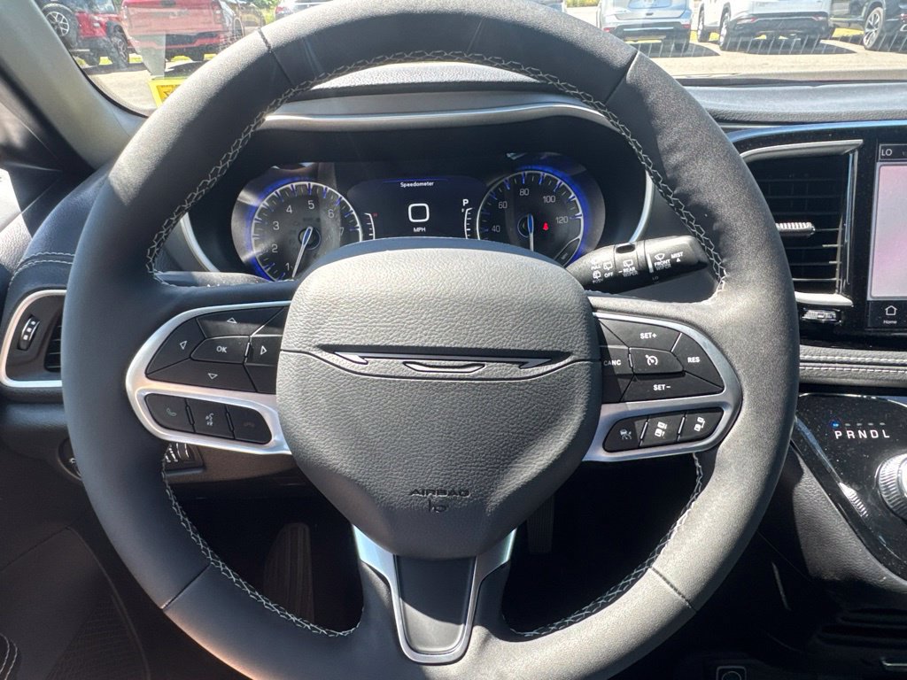 New 2027 Chrysler Pacifica Select FWD image 32