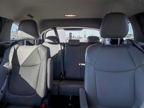 Used 2025 Toyota Sienna XLE image 23