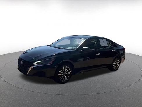 Used 2025 Nissan Altima 2.5 SV FWD image 7