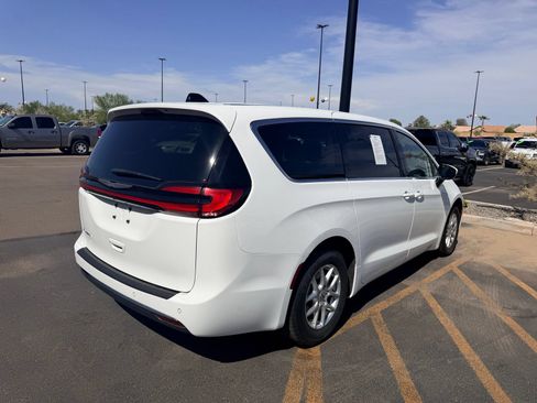 Used 2023 Chrysler Pacifica Touring-L FWD image 3
