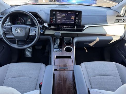 Used 2024 Toyota Sienna LE image 2