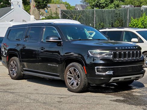Used 2024 Jeep Wagoneer L Series II w/ Flexible Seating Group AWD/4WD image 9