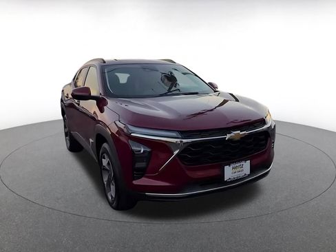 Used 2025 Chevrolet Trax LT image 3