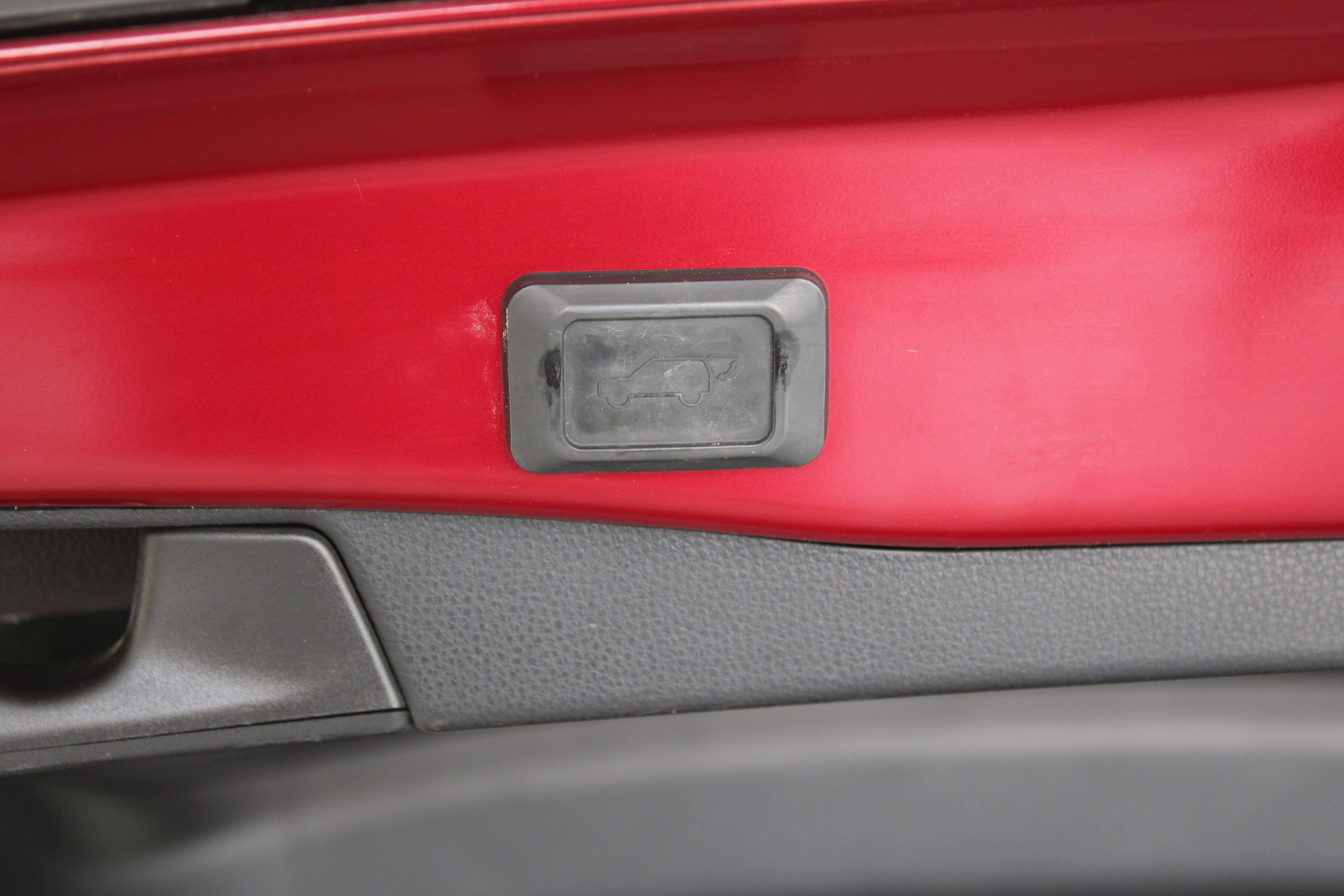 Used 2020 Toyota RAV4 XLE Premium FWD image 33