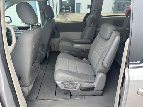 Used 2010 Chrysler Town & Country Touring FWD image 13