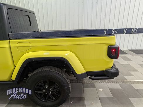 Used 2023 Jeep Gladiator Sport AWD/4WD image 3