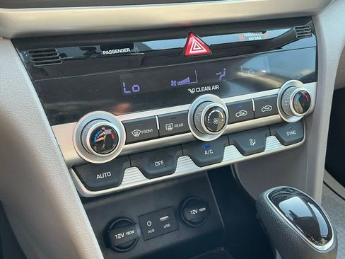 Used 2020 Hyundai Elantra SE image 40