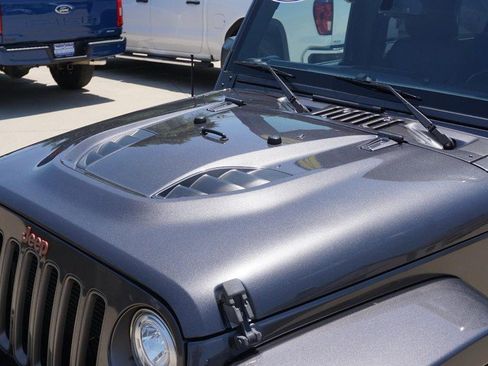 Used 2017 Jeep Wrangler Unlimited Sahara AWD/4WD image 12