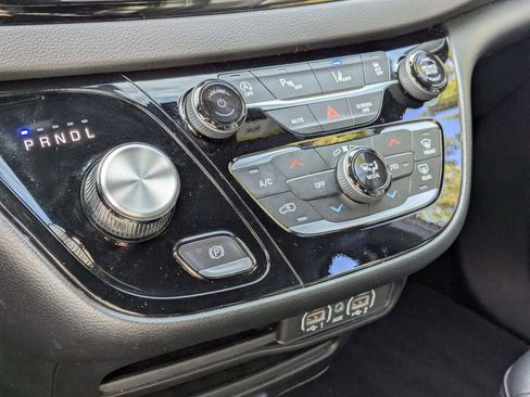 Used 2025 Chrysler Pacifica Select image 21