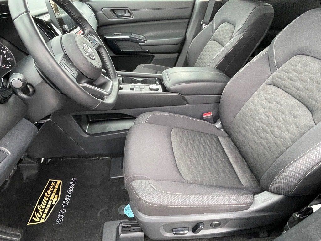 Used 2025 Nissan Pathfinder SV AWD/4WD image 13