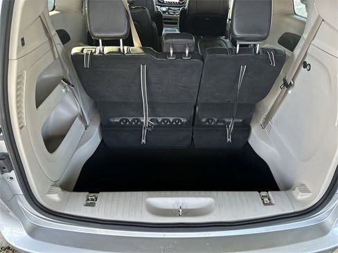 Used 2024 Chrysler Pacifica Touring-L image 21